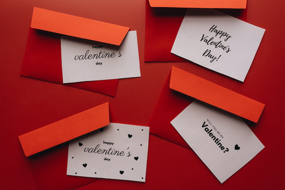 Über 80 besondere Nachrichten zum Schreiben in eine Valentinstagskarte