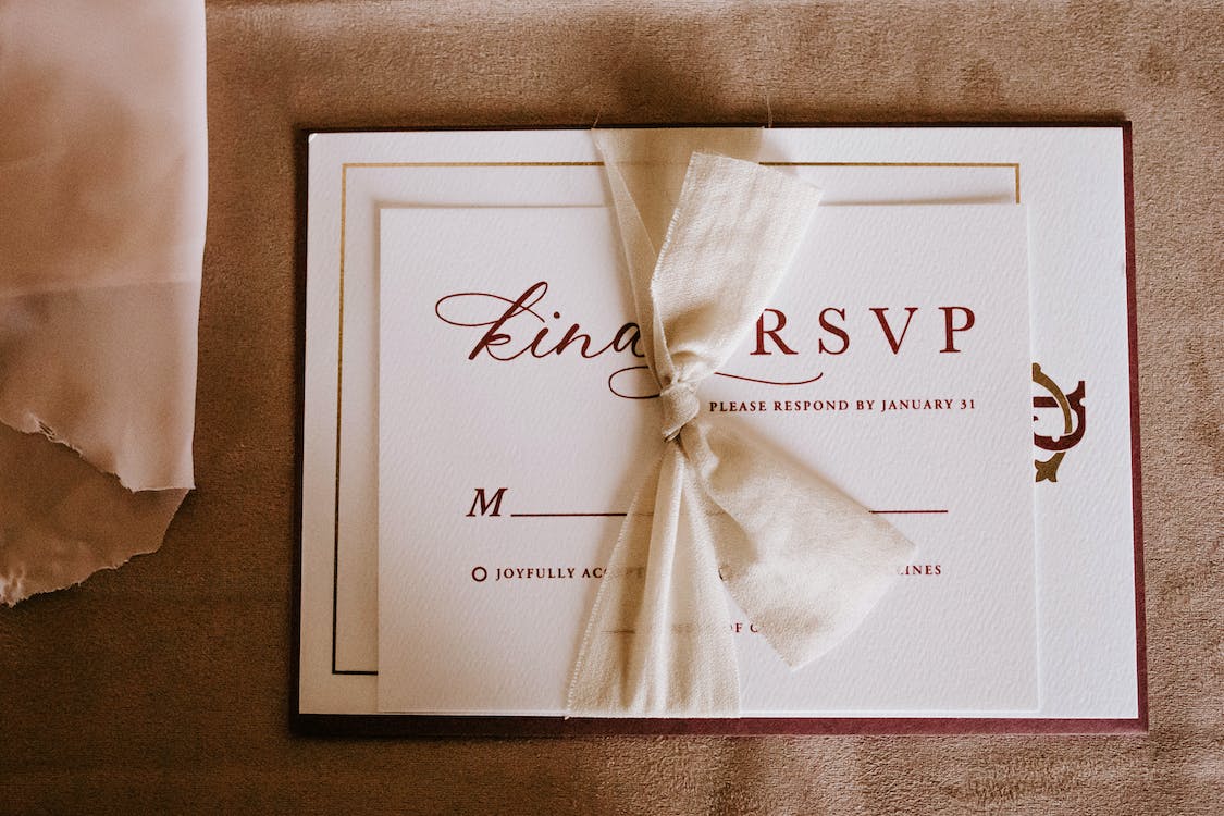 11 Formulierungsdetails für Hochzeitseinladungen, die fesseln und begeistern