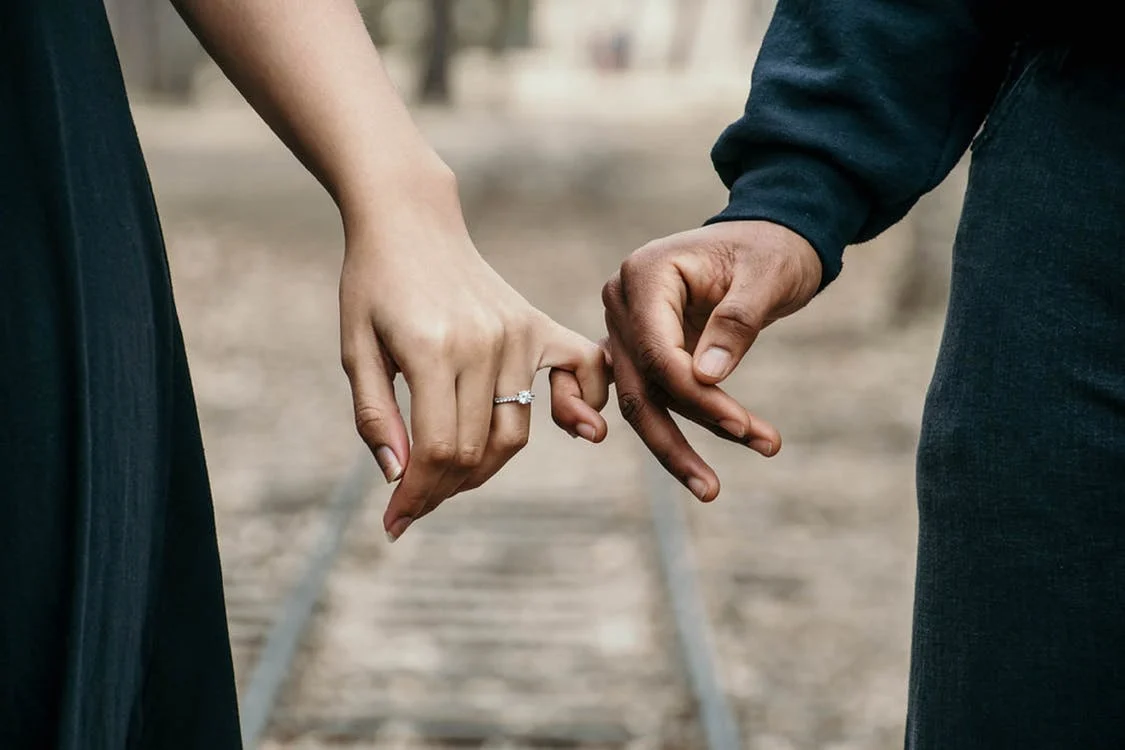 So schenken Sie Ihrer Freundin einen Verlobungsring