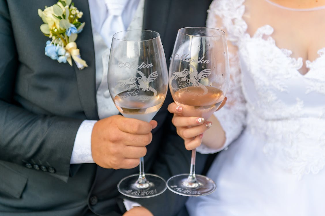 Über 40 aufregende Hochzeits-Toast-Beispiele zur Verwendung bei der Hochzeit