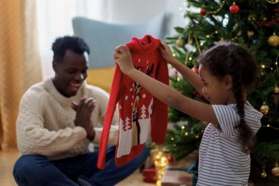 Machen Sie sich bereit für die Saison der hässlichen Weihnachtspullover mit diesen 16 DIY-Ideen