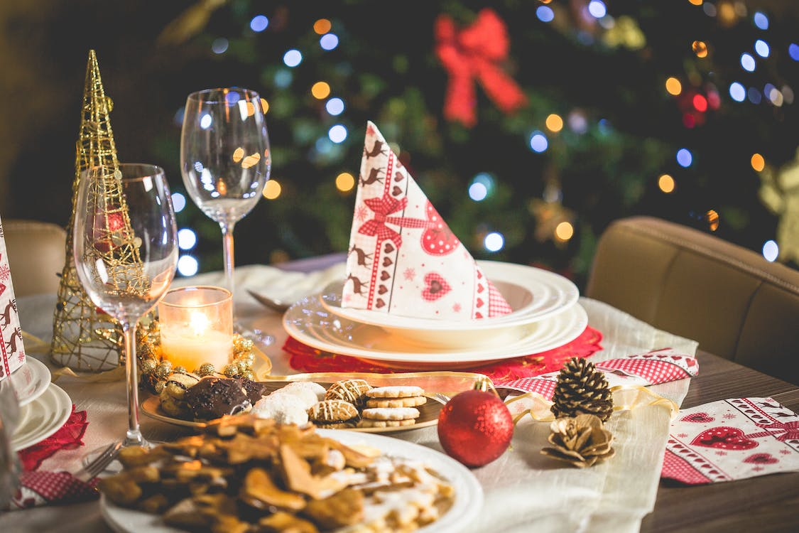18 Weihnachtsparty-Themen, um Ihre Weihnachtsfeier fröhlich und fröhlich zu gestalten