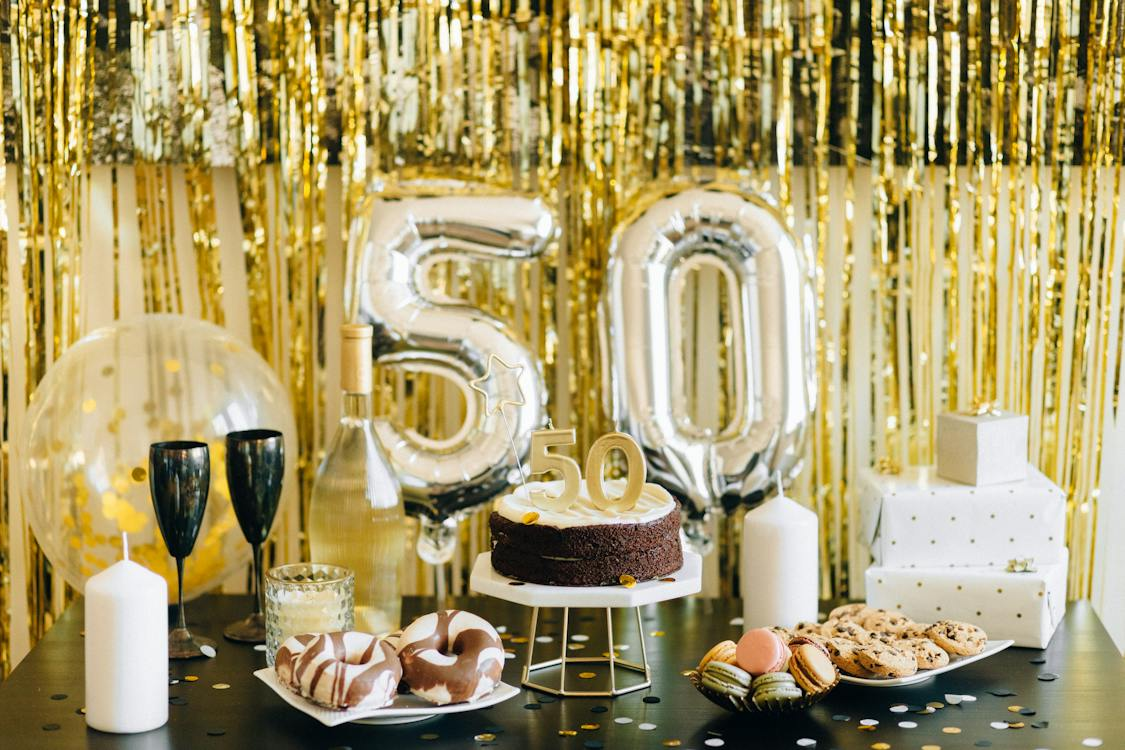 Lassen Sie Ihren goldenen Geburtstag mit aufmerksamen Geschenken und herzerwärmenden Botschaften erstrahlen