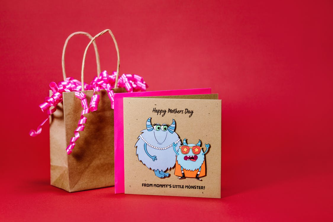 Die 16 besten personalisierten Muttertagsgeschenke für jede Art von Mutter!