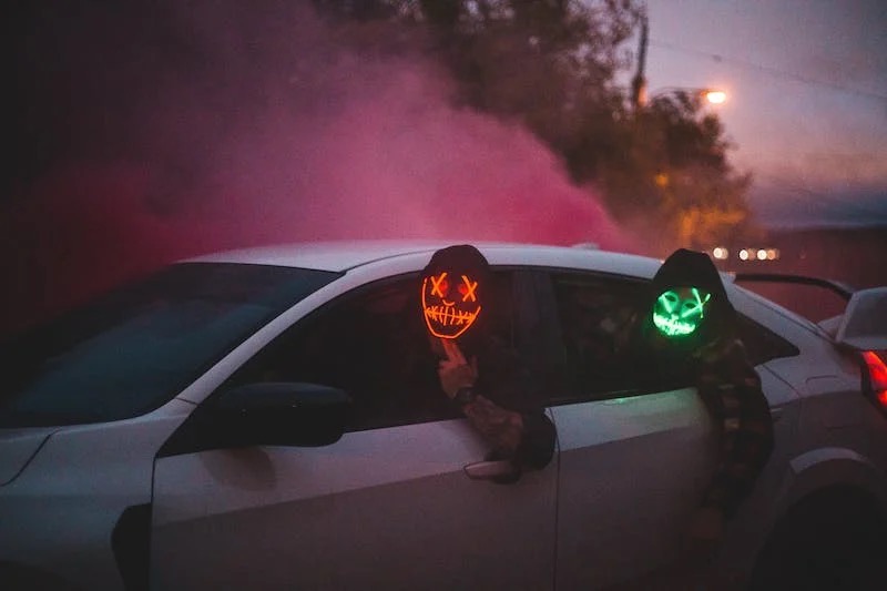 16 Halloween-Autodekorationen, die Ihr Auto in ein gruseliges Meisterwerk verwandeln
