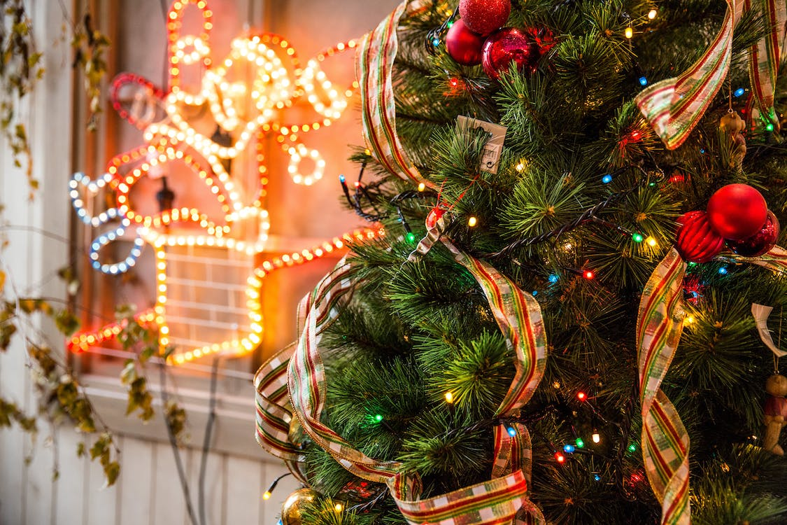 Einfache Schritte zum Aufhängen eines Bandes an einen Weihnachtsbaum 