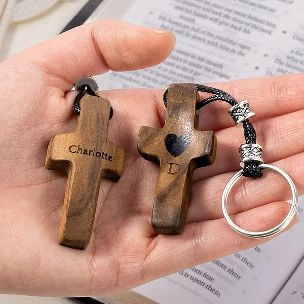 Personalisierte hölzerne Kreuz Herz Schlüsselanhänger mit eingravierten Initialen und Namen Ostern Taufe Geschenk für Christen