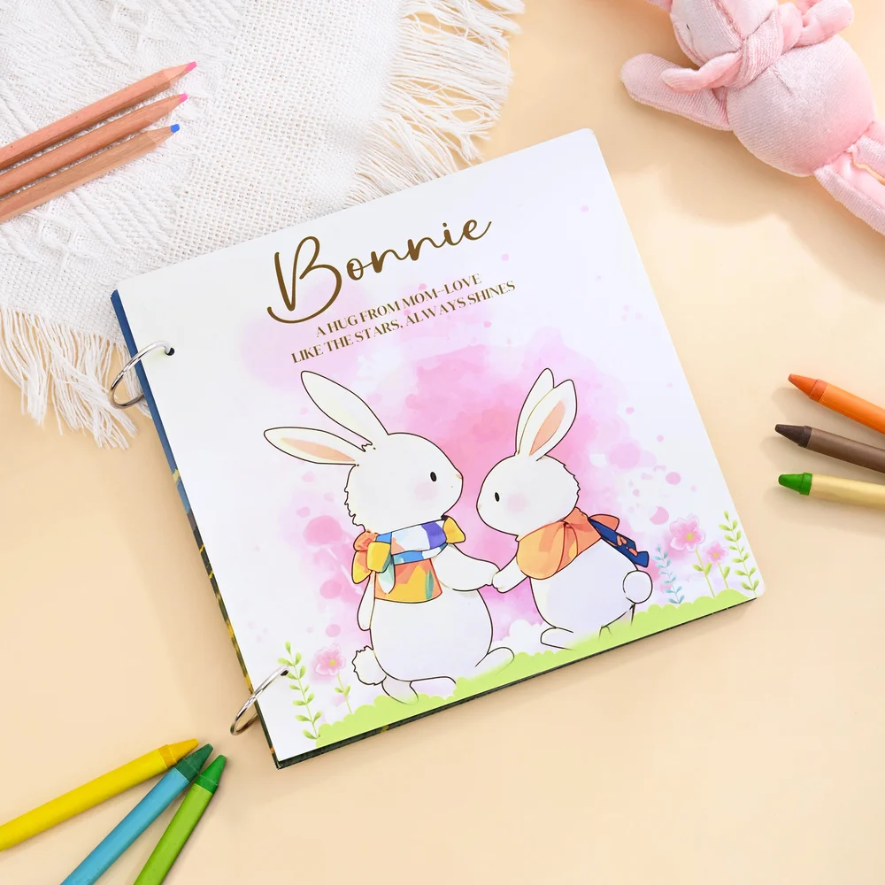 Personalisierbares Spiral-Bilderbuch „Eine Umarmung von Mama“ – Kleiner Hase mit Namen
