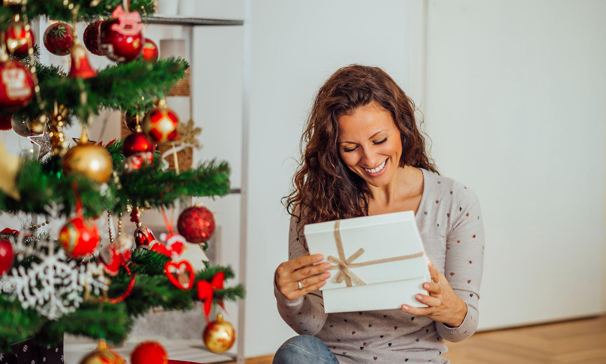 Die besten personalisierten Weihnachtsgeschenke für Frauen ab 50