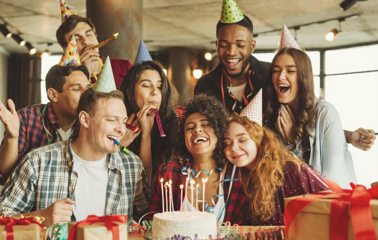 Die 140 besten Geburtstagswünsche für Freunde: Inspirierende, lustige und herzliche Ideen