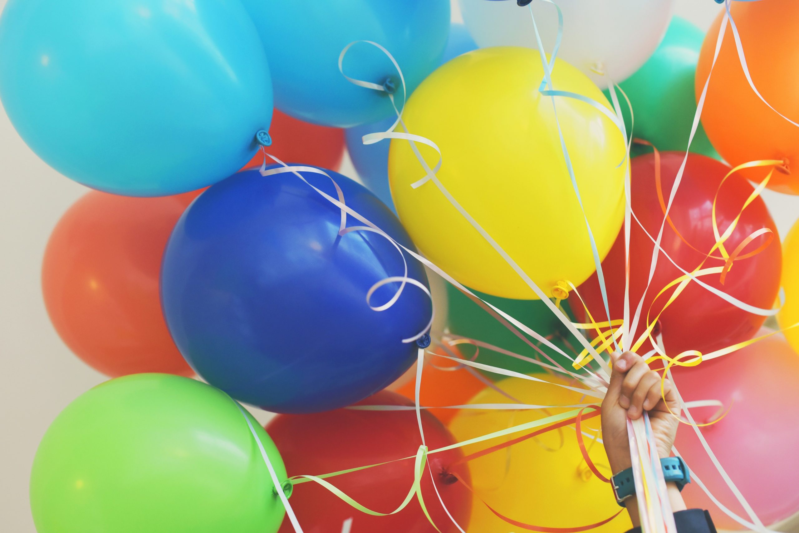 Geschenke auspacken am Kindergeburtstag: Ideen für koordinierte Spiele